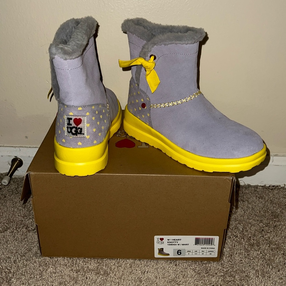 iheartuggs yellow and grey never worn size 6 🥾👢